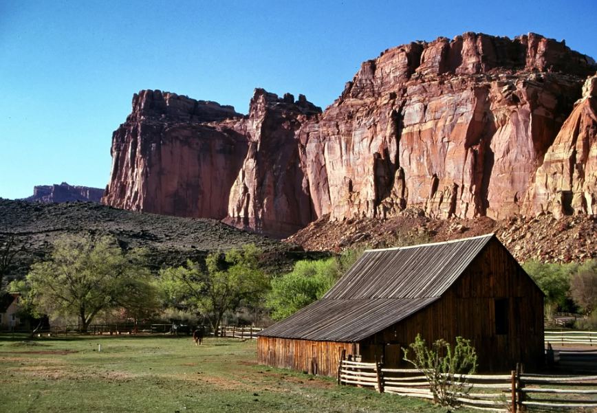 a barn in Utah in front of red-colored mountains