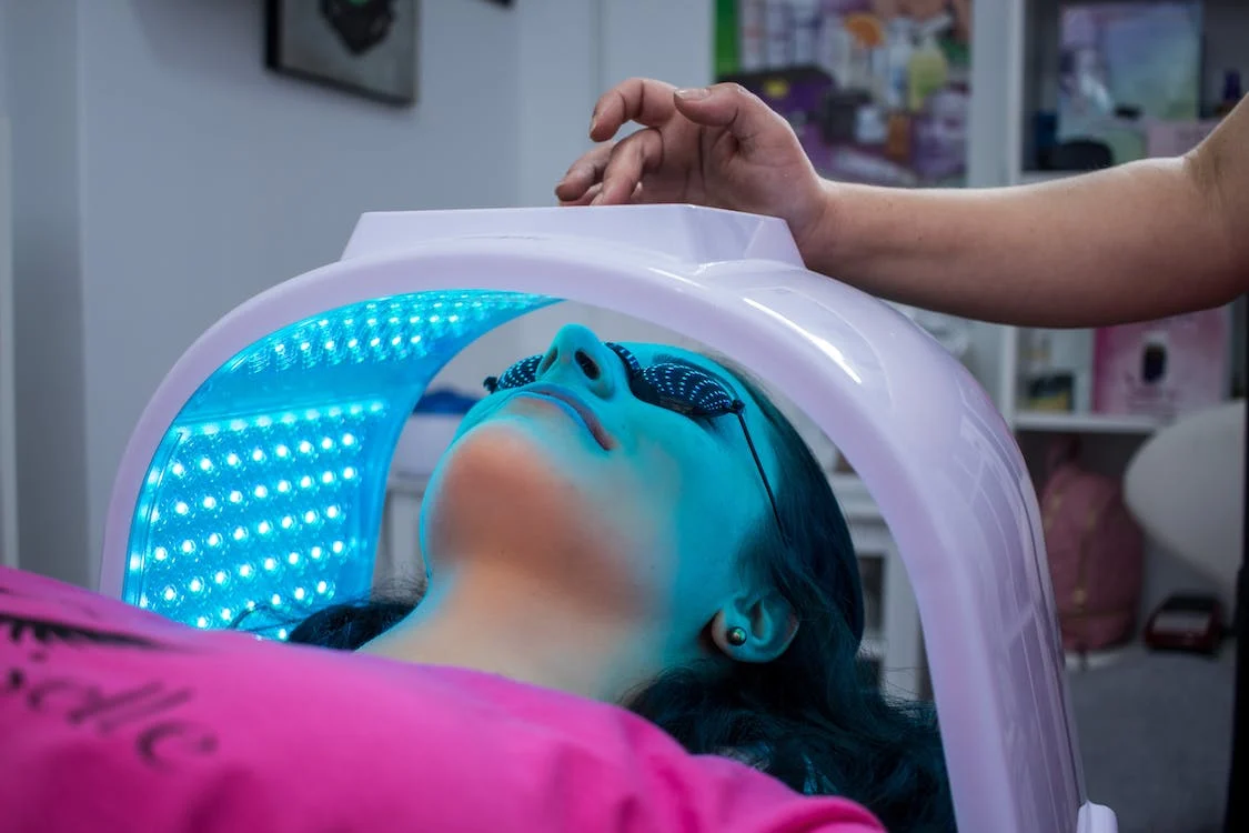When did they start using ultraviolet therapeutic lamps and why do they help 